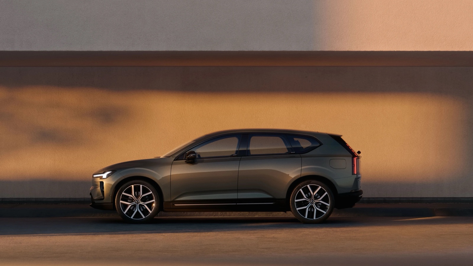 Volvo EX60 — image 3